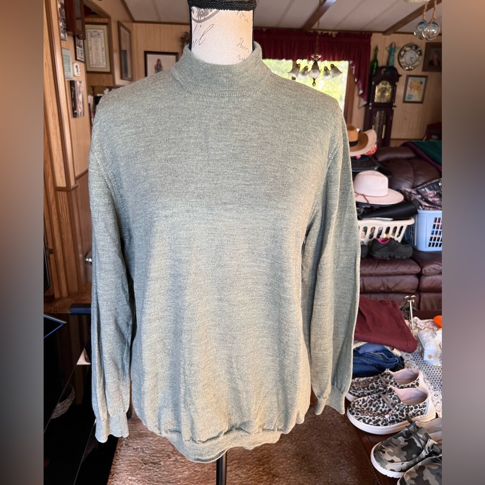 Woman’s TOSCANO made in Italy 100% wool green sweater.
